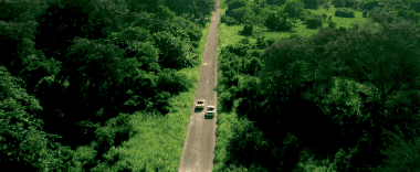 大疆传媒航拍电影《奔爱》,从主体后方跟拍.